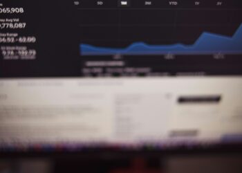 Fed Holds Rates Steady, Eyes Future Cuts Amid Inflation